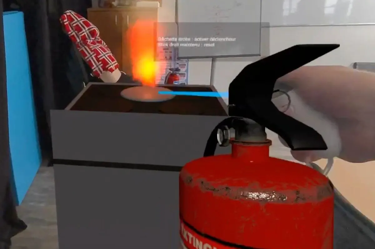 Vue de l'application FireTraining MS&nbsp;: extincteur virtuel face à un départ de feu